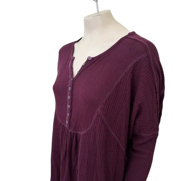 FREE PEOPLE Leo Henley Waffle Knit OVERSIZED Thermal Top in Deep Burgundy SZ M - Picture 5 of 12